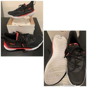 **LIKE NEW** Steph Curry 7 Men’s Basketball Shoe Size 11.5